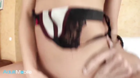 Twee voyeurs opwarmen in het zwembad... wat een ellende gaat ze nog krijgen?