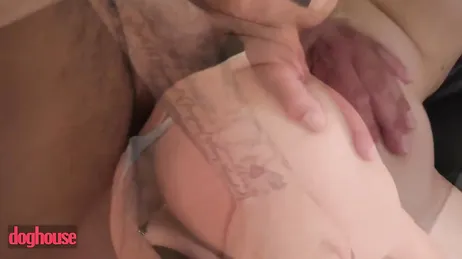 La tatuada Natasha Starr cabalgando polla, deja al vecino seco