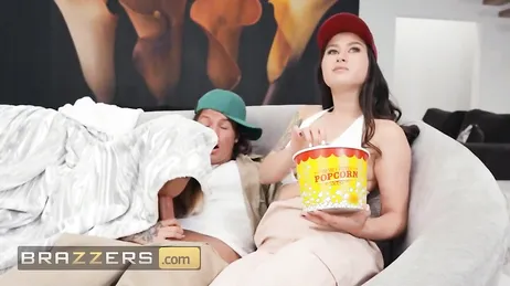 C'est quoi cette façon de manger du pop-corn ? Ou alors il le suce ?