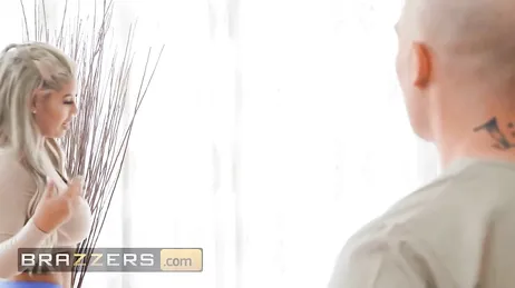 Eine kurvenreiche Spanierin hat heftigen Analsex mit einem attraktiven Masseur.