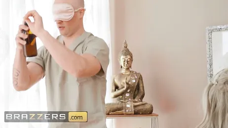 Eine kurvenreiche Spanierin hat heftigen Analsex mit einem attraktiven Masseur.