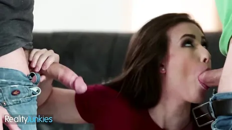 Elle a tous ses orifices prêts, aujourd'hui il y aura double pénétration XXX !!
