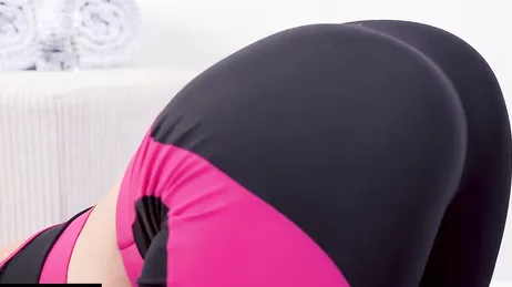Het is echt opwindend om mama haar rek- en strekoefeningen te zien doen!