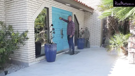 Dani Jensen, y ese tío raro que está intentando entrar en tu casa ..?