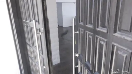 La mamma apre la porta e penso che le sue mutandine siano già bagnate