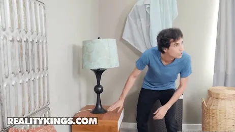 Je vais dans la chambre de maman pour sentir ses culottes usagées...