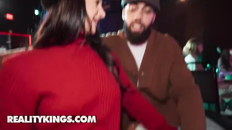 Je suis tellement excitée quand je me fais baiser en public, je suis une salope !!
