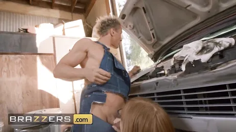 Der Mechaniker hat heimlich Sex mit den Prostituierten des Ortes.