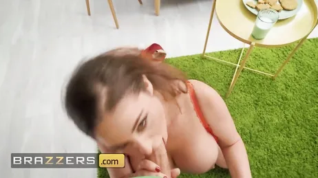 Une mère aux gros seins chevauche la bite d'un jeune garçon