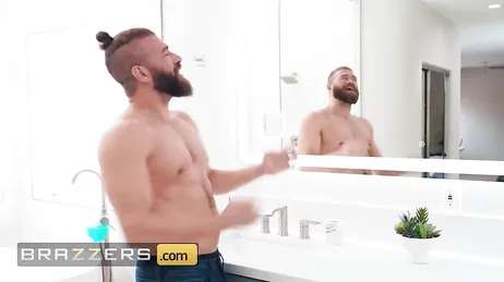 Mon cul est déjà grand ouvert, alors maintenant je vais le prendre par derrière !