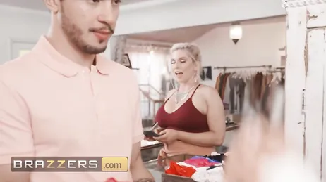 Die Verkäuferin im Bekleidungsgeschäft will mit meiner Freundin und mir Sex haben.