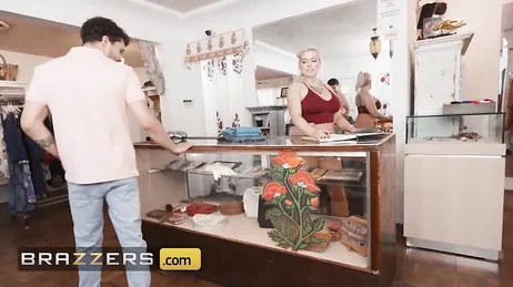Die Verkäuferin im Bekleidungsgeschäft will mit meiner Freundin und mir Sex haben.