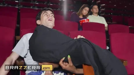 Una donna brasiliana molto attraente fa sesso al cinema con Jordi El Niño Polla