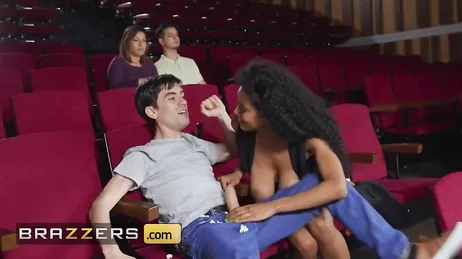 Una donna brasiliana molto attraente fa sesso al cinema con Jordi El Niño Polla