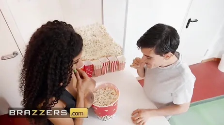 Una donna brasiliana molto attraente fa sesso al cinema con Jordi El Niño Polla