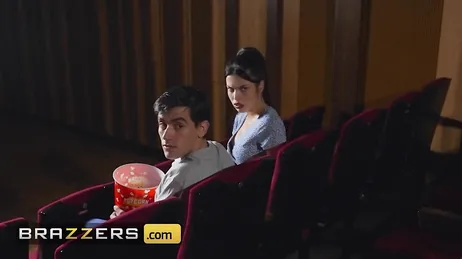 Una donna brasiliana molto attraente fa sesso al cinema con Jordi El Niño Polla