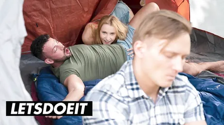 Een kampeertrip met porno, niets is zo fijn als seks met een Russische vrouw midden in de natuur.