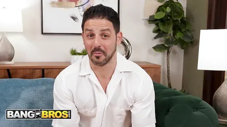 Ihr armer, betrogener Sugar Daddy erlaubt ihr, sich von einem schwarzen Mann ficken zu lassen.
