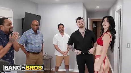 Ihr armer, betrogener Sugar Daddy erlaubt ihr, sich von einem schwarzen Mann ficken zu lassen.