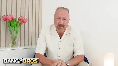 Ihr betrogener Ehemann bringt Männer mit, um mit ihr Sex zu haben: Was für eine geile Ehefrau!
