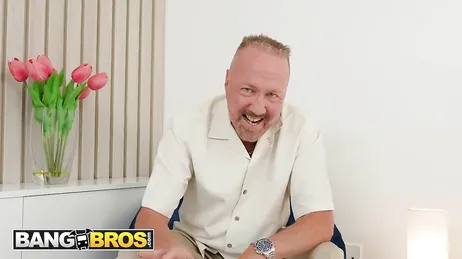 Ihr betrogener Ehemann bringt Männer mit, um mit ihr Sex zu haben: Was für eine geile Ehefrau!
