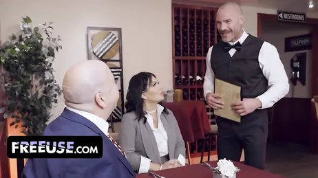 El camarero se folla el coño de su esposa con su permiso: es de uso libre !!