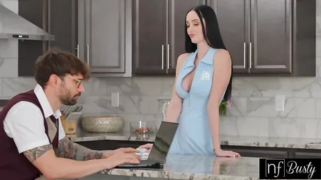 La nueva chica de la limpieza es una MILF increible: qué tetas y vaya culo ... !!