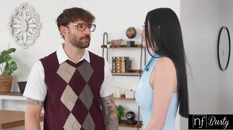 La nueva chica de la limpieza es una MILF increible: qué tetas y vaya culo ... !!