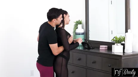 Creo que los pendientes que estas buscando se cayeron bajo el mueble ...