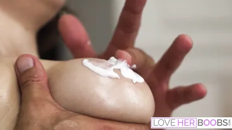 Son beau-frère lui fait un massage érotique des seins et finit par avoir des relations sexuelles avec elle.
