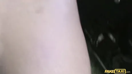 Una donna nera molto zoccola si lascia scopare selvaggiamente dal tassista