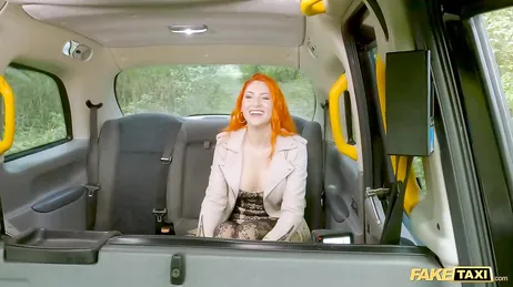 Een roodharige schoonheid met tatoeages en sexy lingerie stapt in zijn taxi...!!