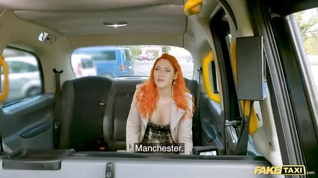 Een roodharige schoonheid met tatoeages en sexy lingerie stapt in zijn taxi...!!