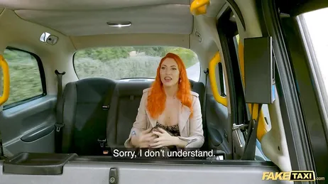 Een roodharige schoonheid met tatoeages en sexy lingerie stapt in zijn taxi...!!