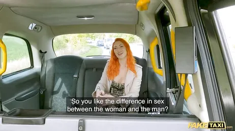 Een roodharige schoonheid met tatoeages en sexy lingerie stapt in zijn taxi...!!