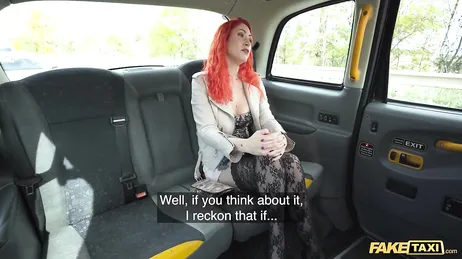 Een roodharige schoonheid met tatoeages en sexy lingerie stapt in zijn taxi...!!