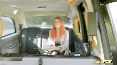 Een roodharige schoonheid met tatoeages en sexy lingerie stapt in zijn taxi...!!