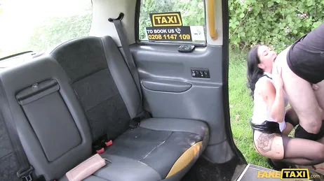 Le pide al taxista que si puede parar para orinar y acaba lamiendo su culo ... !!