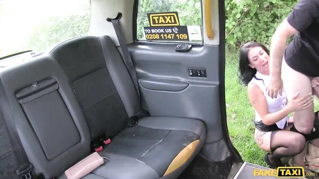 Le pide al taxista que si puede parar para orinar y acaba lamiendo su culo ... !!