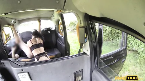 Le pide al taxista que si puede parar para orinar y acaba lamiendo su culo ... !!