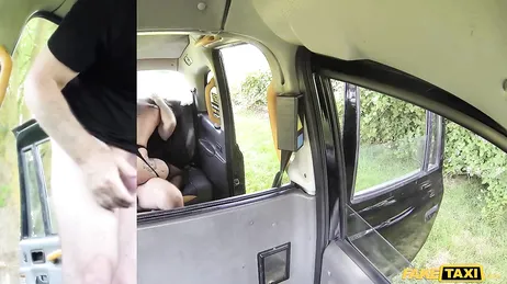 Le pide al taxista que si puede parar para orinar y acaba lamiendo su culo ... !!