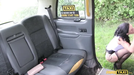 Le pide al taxista que si puede parar para orinar y acaba lamiendo su culo ... !!