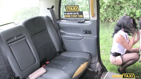 Le pide al taxista que si puede parar para orinar y acaba lamiendo su culo ... !!