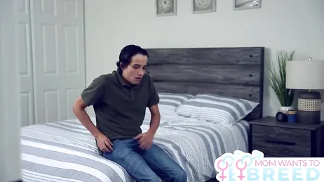 La sua matrigna lo becca a guardare video porno e decide di dargli una bella scopata!!