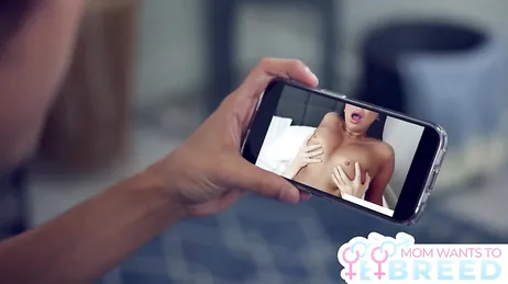 La sua matrigna lo becca a guardare video porno e decide di dargli una bella scopata!!