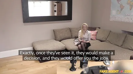 Une nymphomane blonde se fait sauvagement baiser lors d'un faux entretien d'embauche !