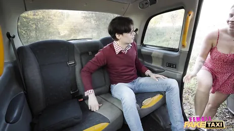 The taxi driver can't take her eyes off the handsome customer: she really wants to sleep with him