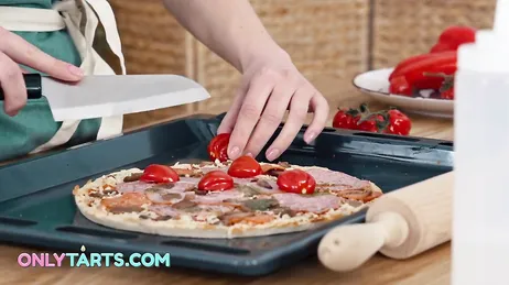 J'aide ma demi-sœur à cuisiner et je finis par coucher avec elle... !!