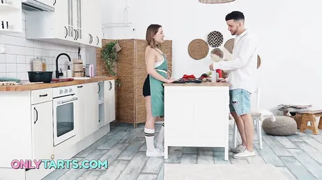 J'aide ma demi-sœur à cuisiner et je finis par coucher avec elle... !!