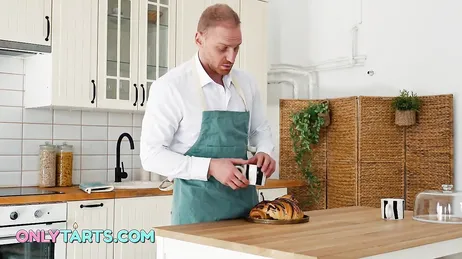 La novia de su hijo le ayuda a cocinar: la zorrita se muere de ganas por cabalgar polla
